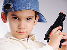 Ребенок вышел на улицу с игрушечным пистолетом, чтобы заработать деньги