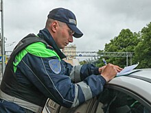 Автомобиль без водителя сбил женщину и упал в водоем