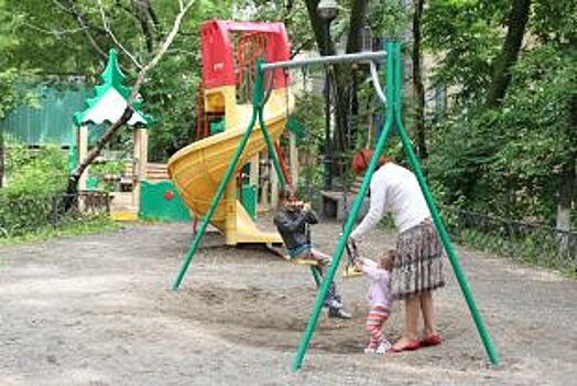 Жители Левобережья разобрали детскую площадку из-за громких подростков
