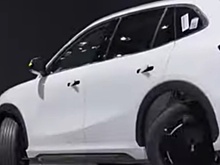 Кроссовер Geely EX5 в КНР научили ездить по диагонали