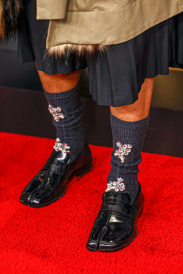 Наряд американского саксофонист Иммануил Уилкинс на красной дорожке во врем церемонии «Грэмми» 