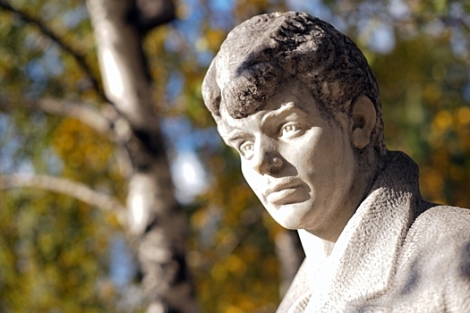 «Голубица» и «прохвост»: Какими словами ругался и признавался в любви Сергей Есенин