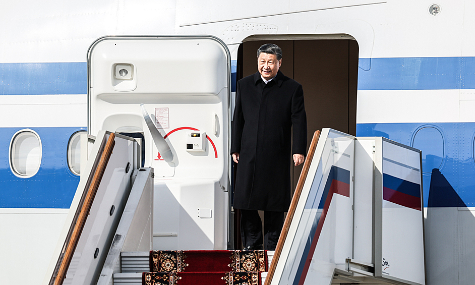 Председатель КНР Си Цзиньпин в аэропорту Внуково-2. Визит в Россию стал для Си Цзиньпина первой зарубежной поездкой после переизбрания на третий срок, 2023 год