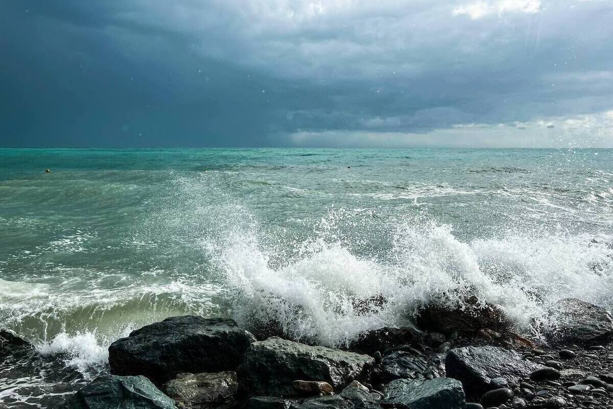 Оползень снёс дорогу около Сочи