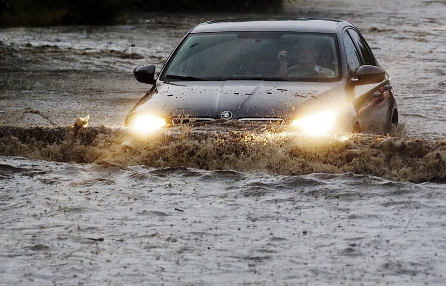 Волгоград. Автомобиль на одной из улиц, подтопленной в результате сильного дождя в 2016 году.
