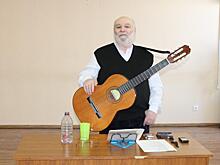Поэт Григорий Эпштейн выступил с музыкальной программой в Отрадном