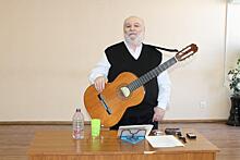 Поэт Григорий Эпштейн выступил с музыкальной программой в Отрадном