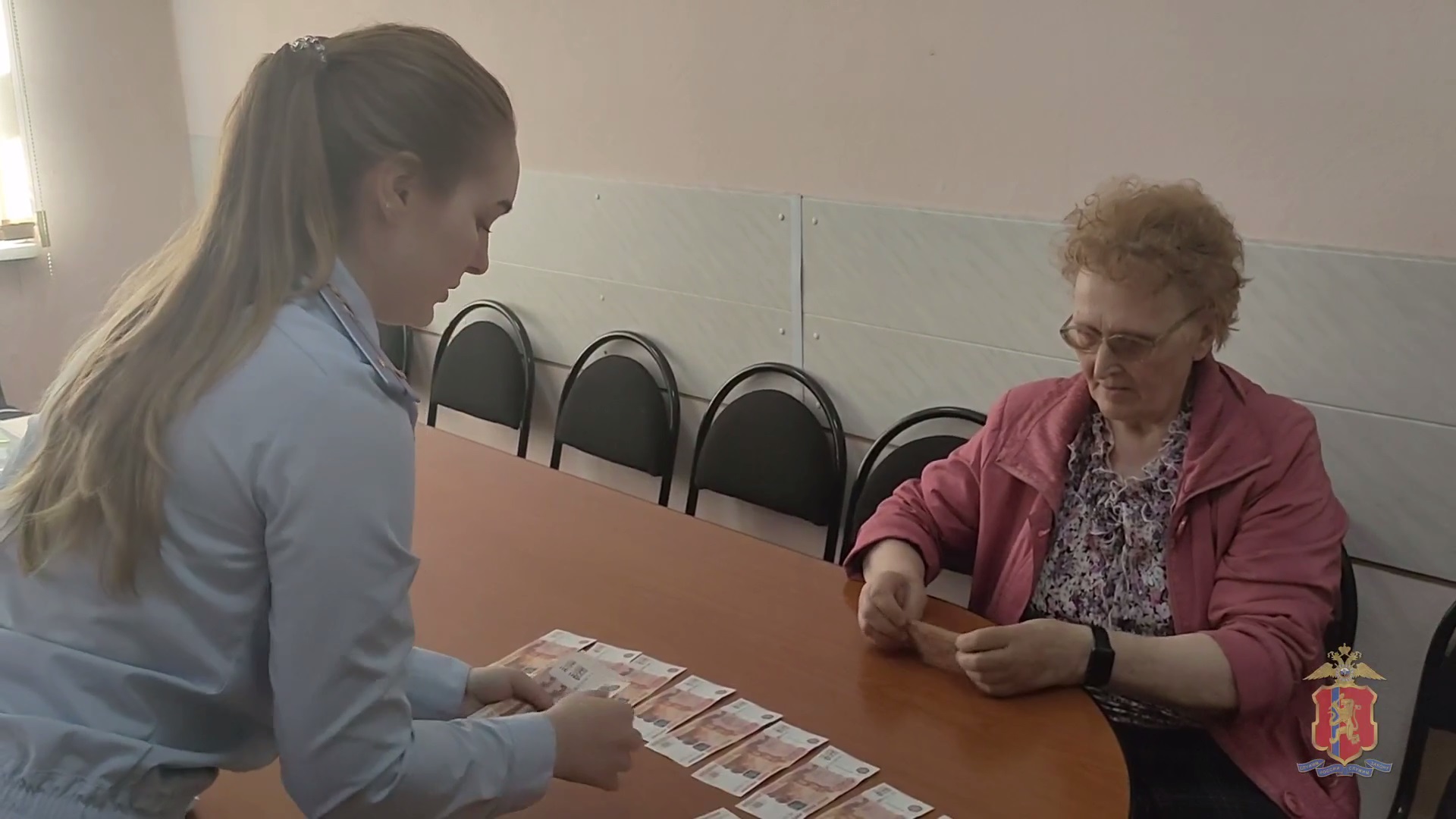 Полиция изъяла у задержанного курьера аферистов 920 тысяч рублей, похищенных им у жительницы Ачинска