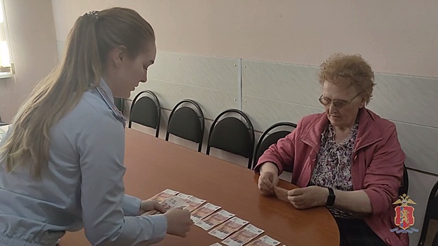 Полиция изъяла у задержанного курьера аферистов 920 тысяч рублей, похищенных им у жительницы Ачинска