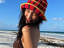 Белла Хадид вернула в пляжную моду купальник из нулевых