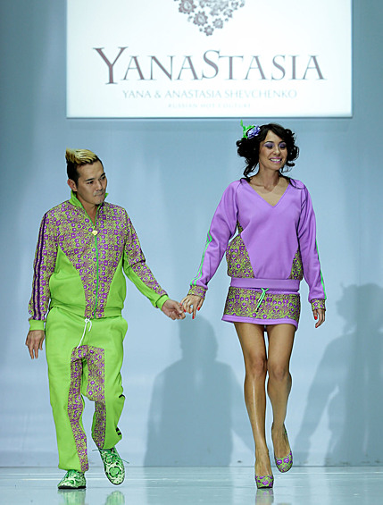 Певец Олег Яковлев демонстрирует одежду из новой коллекции марки YanaStasia в рамках недели моды в Гостином дворе в Москве