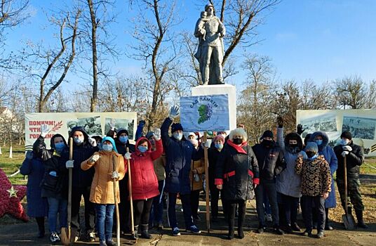 В Бейсуге и в Новодонецкой высадили молодые деревца