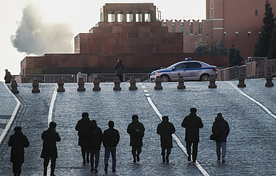 У Кремля в гранитном Мавзолее. 100 лет назад принято решение о сохранении тела Ленина