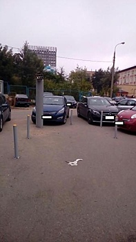 В 7-м проезде Марьиной Рощи починили противопарковочные столбики