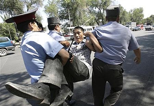 Спецназ в Бишкеке начал разгон участников митинга
