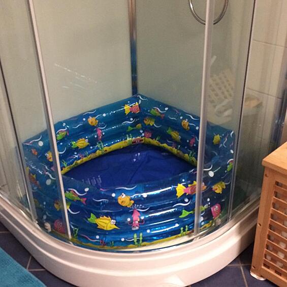 Нет ванны? Вот решение: детский бассейн в душевой кабине. 