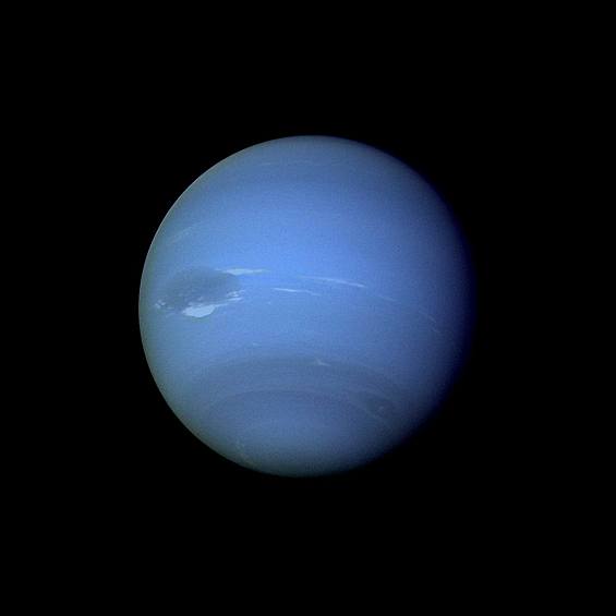 25 августа 1989 года космический аппарат NASA Voyager 2 подтвердил существование магнитного поля Нептуна и установил, что оно наклонено, как и поле Урана. Вопрос о периоде вращения планеты был решен измерением радиоизлучения. Voyager 2 показал необычно активную погодную систему Нептуна. Было открыто 6 новых спутников планеты и колец, которых, как оказалось, было несколько. На фото: изображение Нептуна, полученное Voyager 2 в августе 1989 года