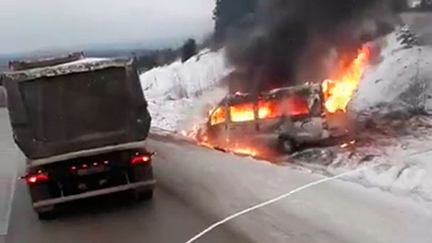 Водитель выпрыгнул из горящего автобуса на трассе в Прикамье