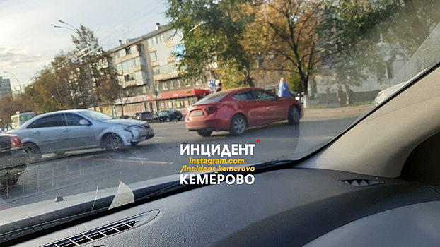 Очевидцы сообщили о ДТП на кемеровском проспекте