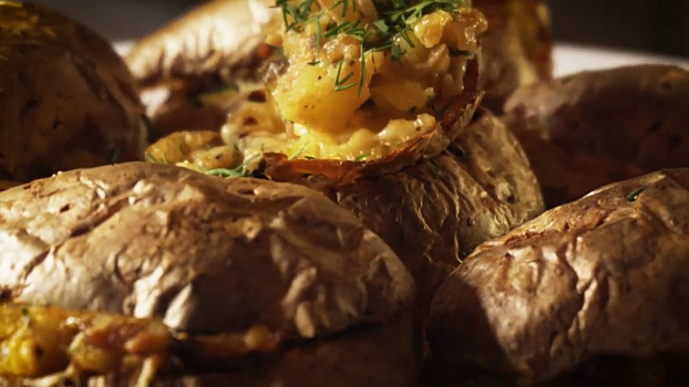 Божественно! Рецепт вкуснейшей запеченной картошки — с начинкой из грибов и золотистого лучка.