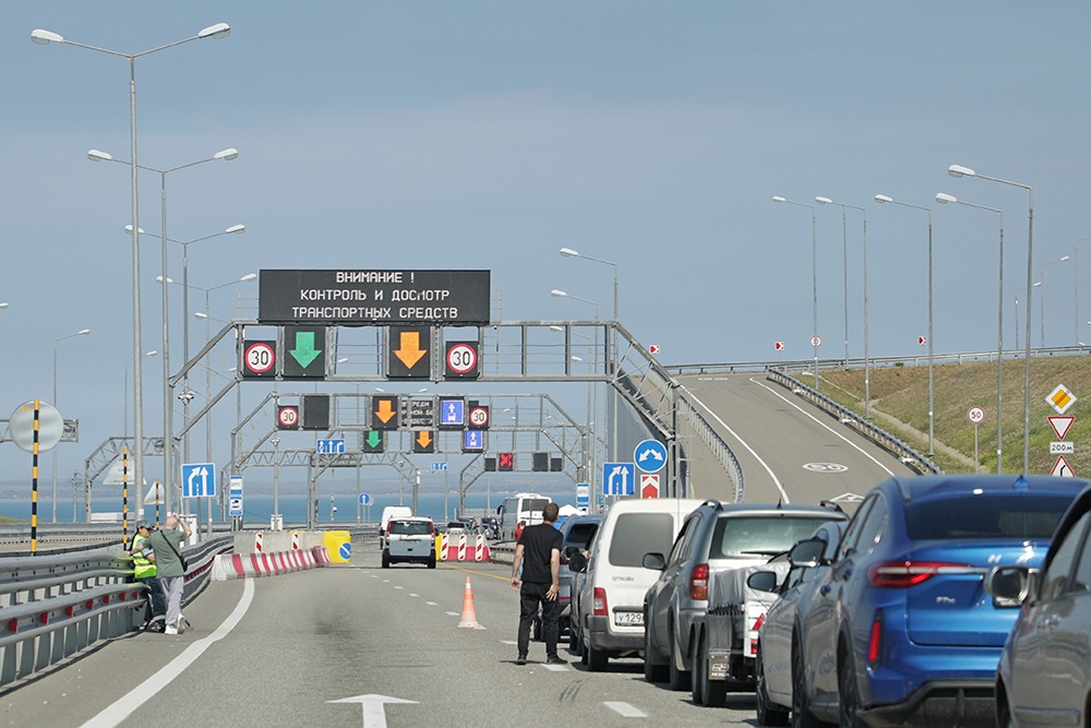 Огромная пробка из 500 автомобилей выросла возле Крымского моста