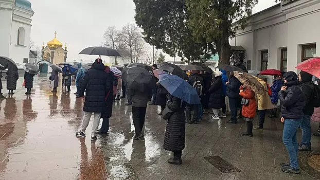 Молившаяся на коленях у Киево-Печерской лавры певчая исчезла