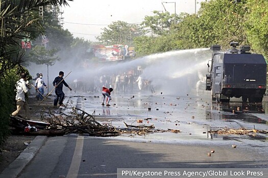 Полиция применила слезоточивый газ и водометы против сторонников арестованного экс-премьера Пакистана Имрана Хана