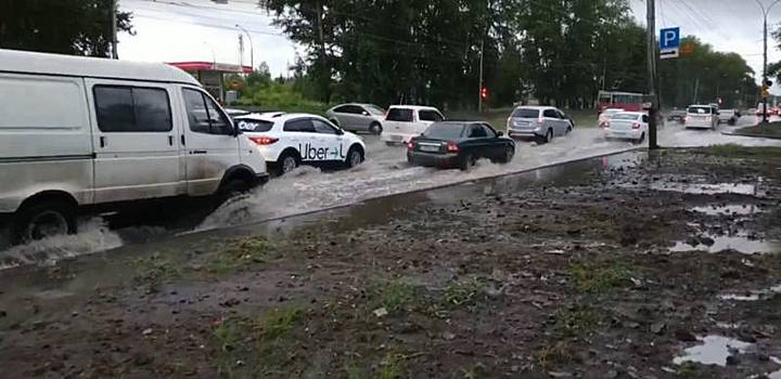 Подтопление улицы Петухова дорожники устранят к концу сентября