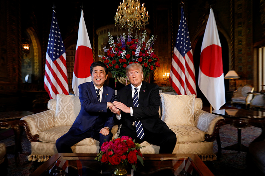45-й президент США Дональд Трамп  и бывший премьер-министр Японии Синдзо Абэ во время встречи, 2018 год