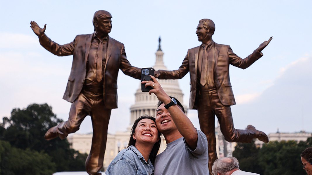 WP: напротив Капитолия появилась статуя держащихся за руки Трампа и Эпштейна