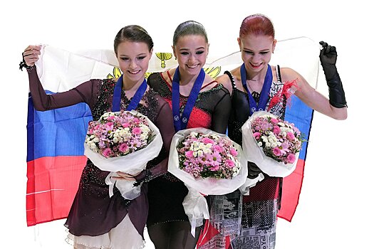 Валиева, Щербакова и Трусова позировали с медалями и танцевали. Фото триумфа России на ЧЕ