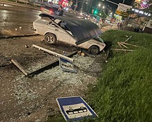 В Саратове автомобиль врезался в остановку и сбил двух человек