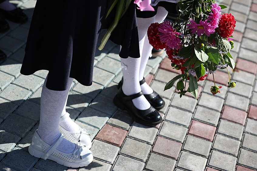 Школьники во время линейки, посвященной Дню знаний, в школе №87 в Екатеринбурге