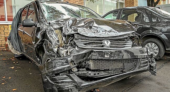 Битый автомобиль во дворе — как избавиться законно