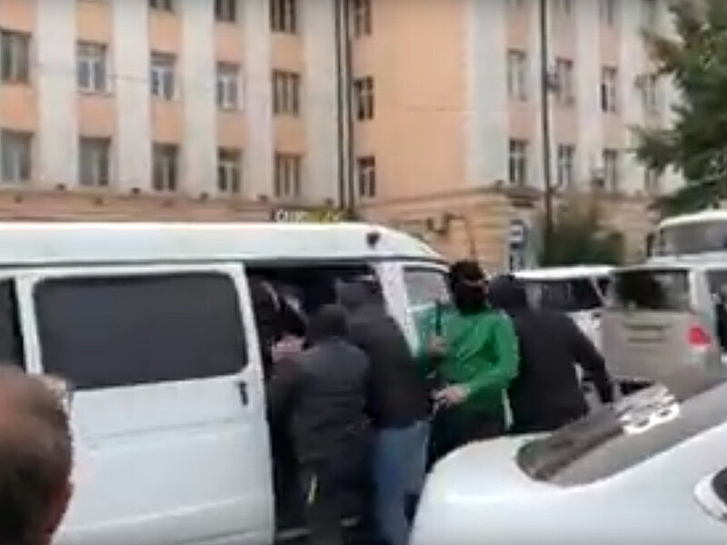 В Улан-Удэ люди с "топориками" разгоняли акцию протеста и вытащили активистов из автомобилей через разбитые окна