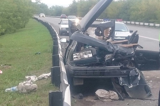 В Кургане после ДТП на мосту легковушка превратилась в груду металла