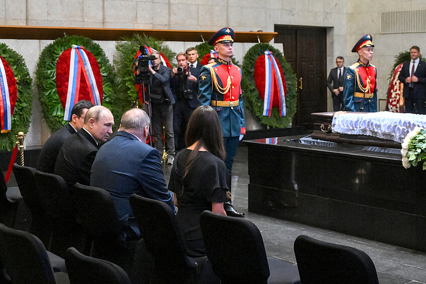 Президент РФ Владимир Путин на церемонии прощания с председателем Верховного суда РФ Ириной Подносовой в траурном зале ЦКБ Управления делами президента РФ в Москве, 24 июля 2025 года
