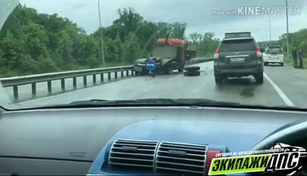 У КамАЗа вырвало колёса в результате шокирующего ДТП в Приморье