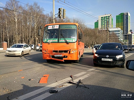 Ждем пробку: маршрутка и внедорожник столкнулись напротив «Фантастики»