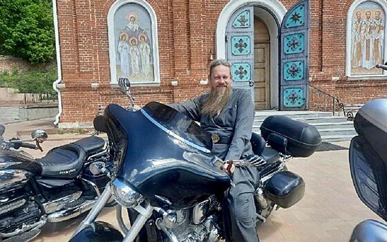 Отец Лука возглавил праздничный кортеж байкеров на день города в Новомичуринске