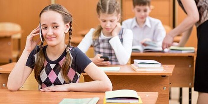 Школам рекомендовали ограничить использование детьми телефонов
