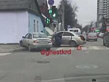 В Краснодаре после ДТП две легковушки врезались в стену частного дома