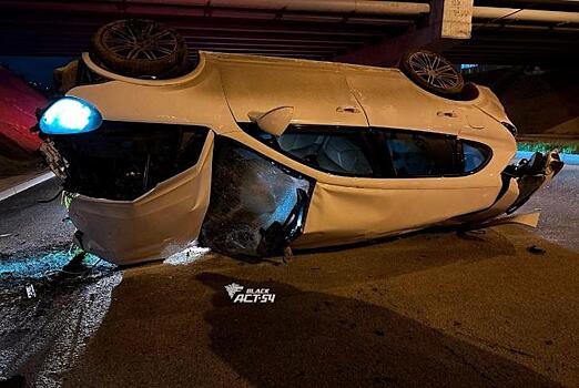 Водитель Porsche снес светофор и опрокинулся на дорогу в Новосибирске