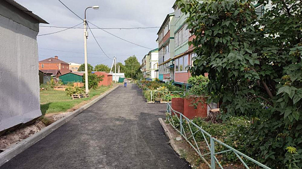 На центральной улице села Пестравка завершается благоустройство трёх дворов