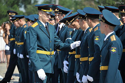 Замминистра обороны вручил лейтенантские погоны молодым офицерам в Москве