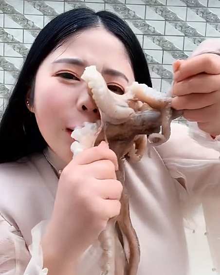 На этот раз она пыталась съесть осьминога живьем.