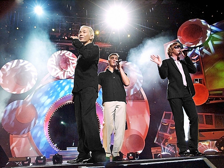 Поп-группа "Иванушки International" выступает на церемонии вручения Первой национальной премии "Здоровое поколение XXI", 2002 год