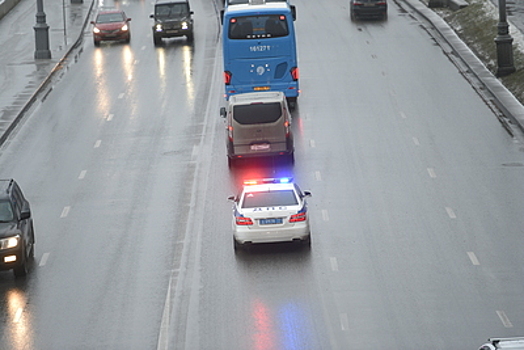 Автобус, врезавшийся в мачту освещения в Москве, занесло на повороте