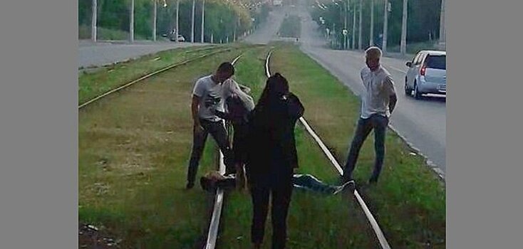 Лежащий на путях подросток остановил трамвай в Ижевске