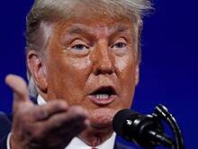 Трамп заявил о безумии упавшего на трапе Байдена